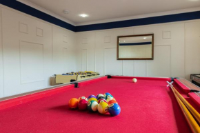 Alton Villa, Sleeps 8, Great for Families, Hotub & Games Room